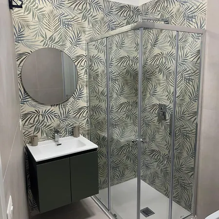 Luxro كروتوني