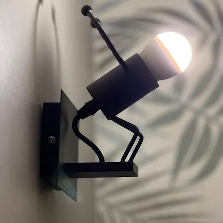 Luxro كروتوني